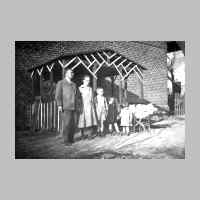 033-0122 Der Suedgiebel der Schule mit der selbstgebauten Laube. Kantor Hugo Minuth und Frau mit den Kindern Gerhard, Waltraud, Inge und Ilse.JPG